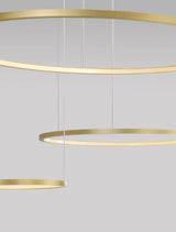 Moderne Pendelleuchte mit drei goldenen Ringen, ideal für stilvolle Wohnraumbeleuchtung.