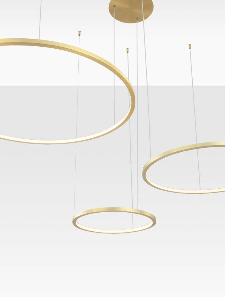 Moderne Pendelleuchte in Gold mit drei Ringen für stilvolle Raumbeleuchtung, Ø 130cm.