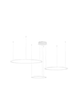 Moderne LED-Pendelleuchte in Weiß mit drei Ringen, ideal für stilvolle Beleuchtung im Wohnbereich.