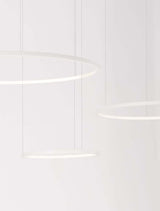 Moderne Pendelleuchte in Ringform, schwebend, zur stilvollen Raumbeleuchtung in Weiß.