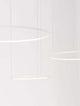 Purple LED Pendelleuchte 3-flammig Ø 130cm 3000K hängend in modernem Design mit ringförmigen Lampenschirmen.