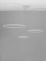 Moderne 3-flammige LED-Pendelleuchte in Ringform, stilvolles Design für gleichmäßige Raumausleuchtung.