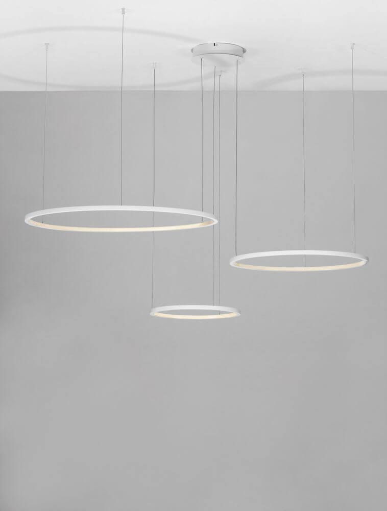 Moderne dreiflammige LED-Pendelleuchte in lila, Ø 130cm, ideal für stilvolle Raumausleuchtung und Atmosphäre.
