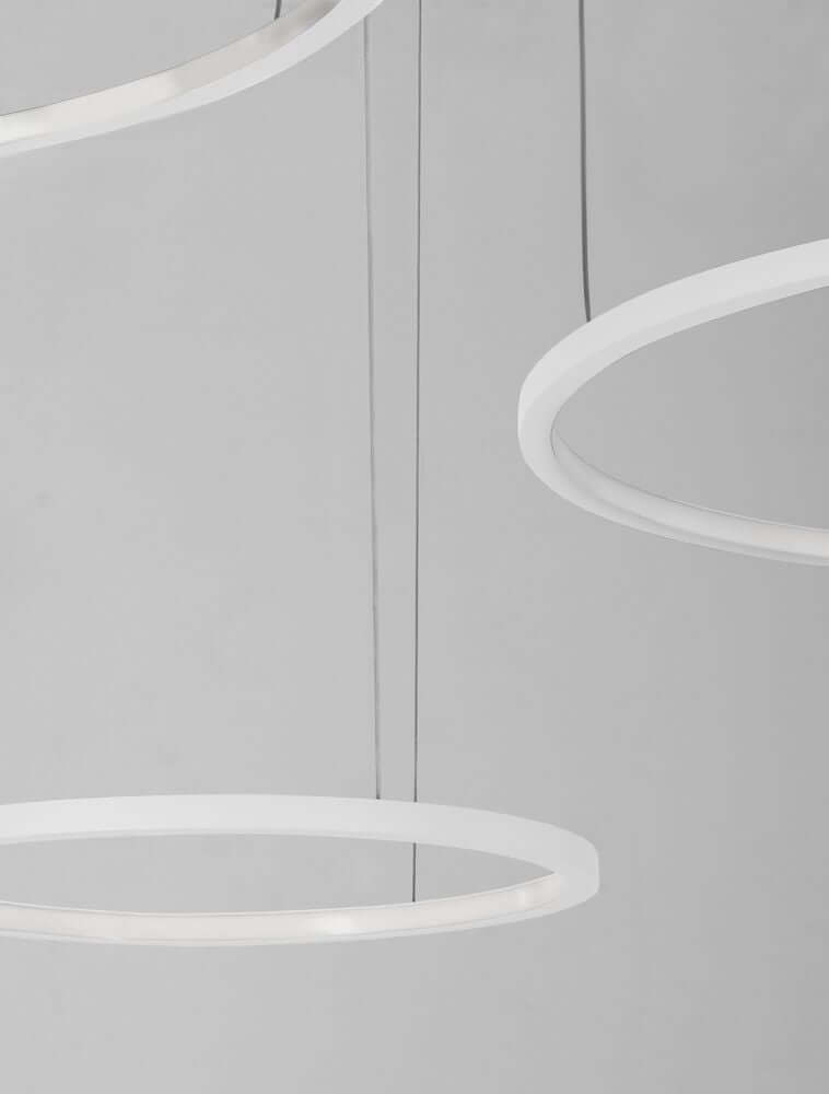 LED-Pendelleuchte PURPLE, modernes Design mit weißen Ringen, stilvolle Beleuchtung für angenehme Atmosphäre.