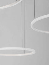 LED-Pendelleuchte PURPLE, modernes Design mit weißen Ringen, stilvolle Beleuchtung für angenehme Atmosphäre.