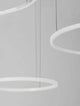 Purple LED Pendelleuchte 3-flammig Ø 130cm 3000K in modernem Design mit eleganten Ring-Elementen.