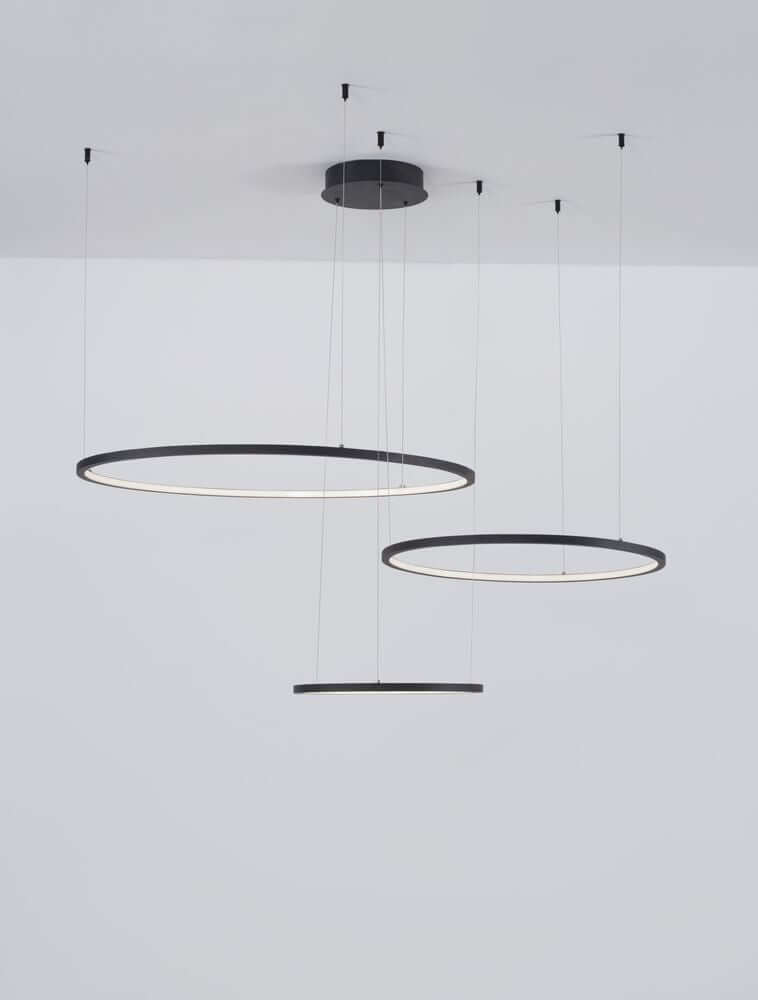Drei-flammige Pendelleuchte in modernem Design, hängend mit gleichmäßigem Licht, elegante Ring-Ästhetik.
