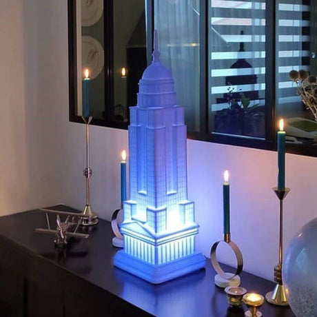 Empire table lamp: stylish table lamp with architectural design enriched by the silhouette of the Empire State Building.