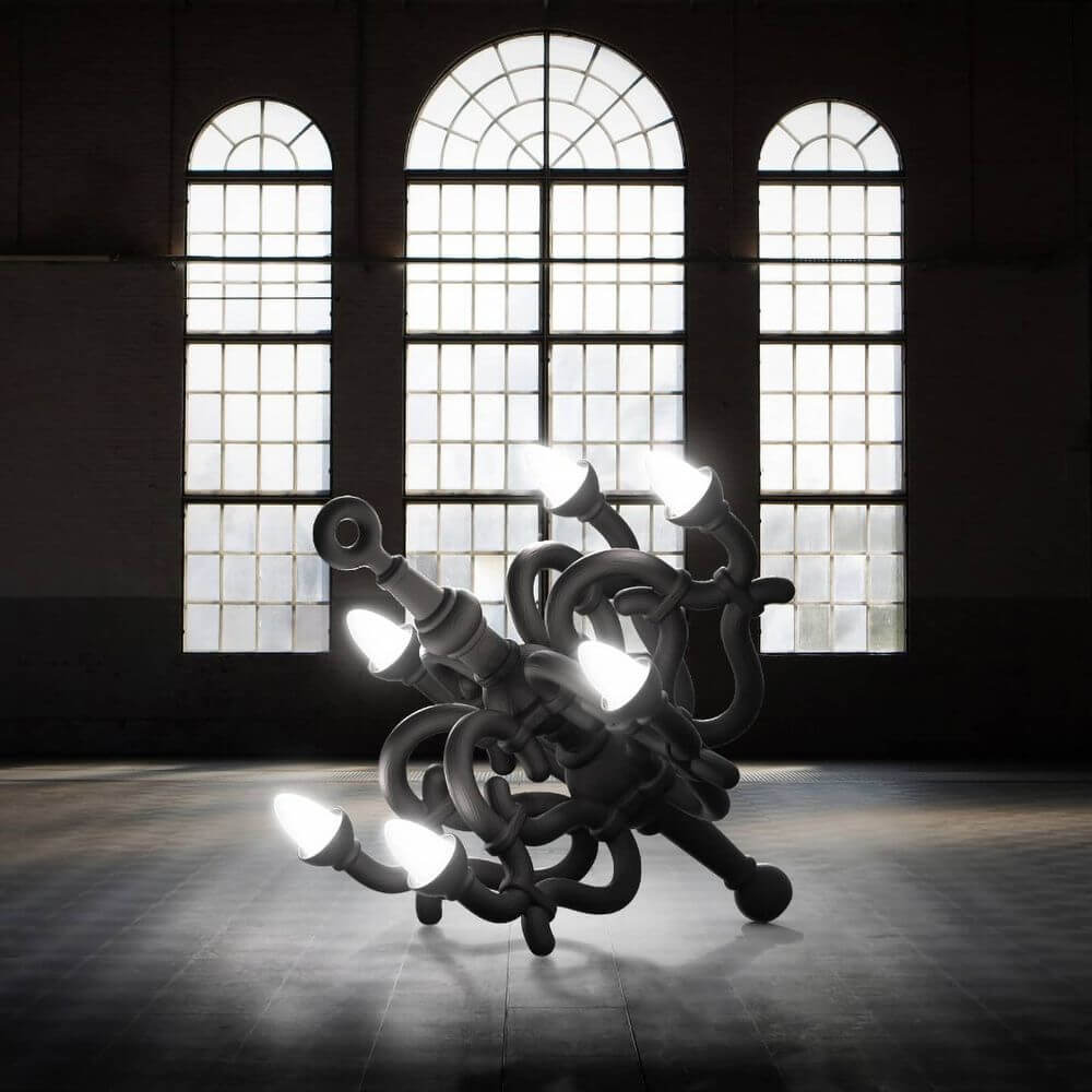 Fallen Chandelier M Akku Bodenleuchte im Innenraum mit großen Fenstern und futuristischem Design.