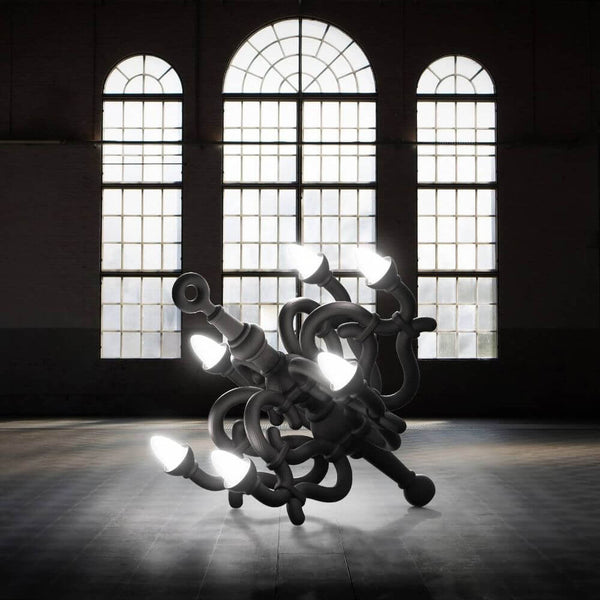 Fallen Chandelier M Akku Bodenleuchte im Innenraum mit großen Fenstern und futuristischem Design.