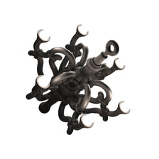 Fallen Chandelier M Akku Bodenleuchte mit elegantem Design und klassischen Thonet-Kurven für stilvolle Innenräume.