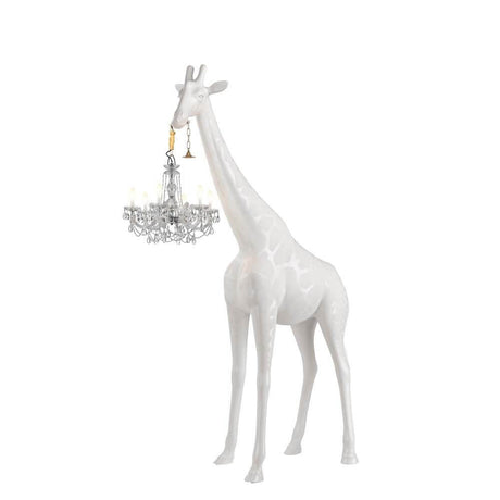 Giraffe in Love M Outdoor Stehleuchte 265cm mit klassischem Kronleuchter im Marie-Thérèse-Stil.