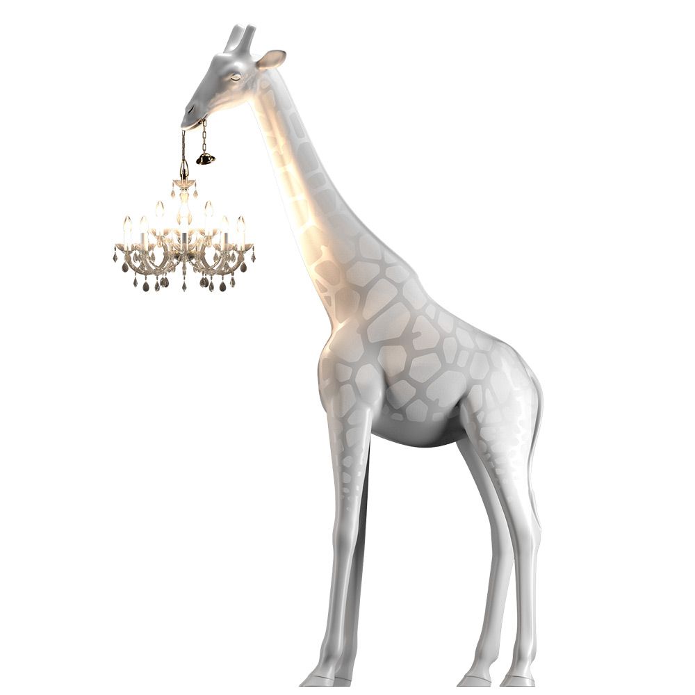 Giraffe in Love Stehleuchte in Weiß mit Kronleuchter im Maul, 265cm hoch, handgefertigt in Italien.