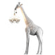 Giraffe in Love M Stehleuchte 265cm mit Kronleuchter in ihrem Maul, handgefertigte Lampe in Weiß.