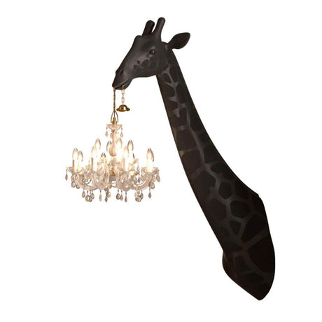 Giraffe in Love Wandleuchte 173cm mit einem verspielten Giraffen-Design und einem klassischen Kronleuchter.