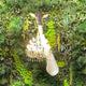 Giraffe in Love Wandleuchte 173cm mit klassischem Kronleuchter in grünem Naturhintergrund.