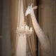 Giraffe in Love Wandleuchte 173cm mit Giraffen-Design und Kronleuchter im Maul.