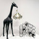 Giraffe in Love XS Stehleuchte 100cm mit Kronleuchter und Weinfassregal aus schwarzem Metall.