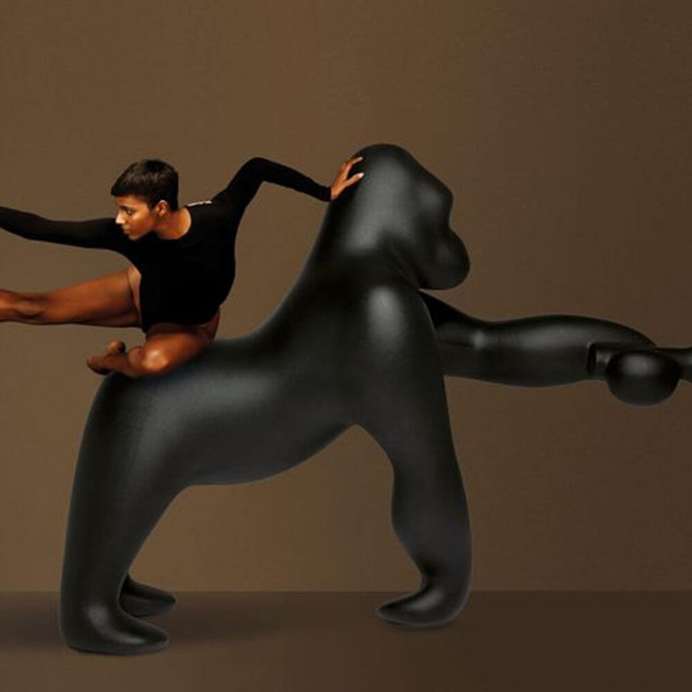 Kong XL Bodenleuchte Gorilla mit modischer Tänzerin in dynamischer Pose.