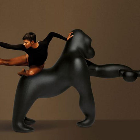 Kong XL Bodenleuchte Gorilla mit modischer Tänzerin in dynamischer Pose.