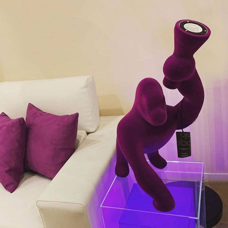 Kong XS Samt bordlampe Gorilla på et bord med lilla puter i en moderne stue.