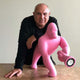 Kong XS Tischlampe Gorilla in pink, innovatives Design mit verstellbarem Arm für individuelles Licht.