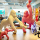 Kong XS Tischlampe Gorilla, kreative Wohnzimmerdekoration mit skulpturalen Gorilla-Objekten in bunten Farben.