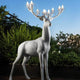 LED Sherwood Hirsch Außenstehleuchte IP55 in einem Garten mit kunstvollem Geweih und Kristallen.