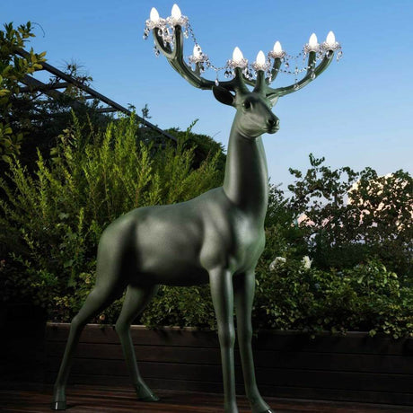 LED Sherwood Hirsch Außenstehleuchte IP55 mit Kristallgeweih im Garten
