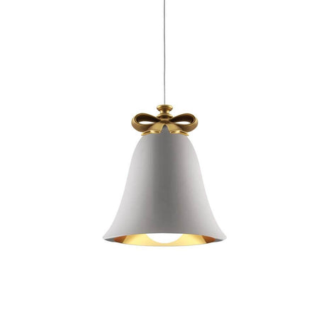 Mabelle Pendelleuchte in elegantem Design mit goldenem Akzent und sanften Linien, ideal für stilvolle Räume.