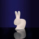 Rabbit LED Dekolampe von Qeeboo, aus Kunststoff, leuchtet in vielen Farben, ideal für Garten und Terrasse.