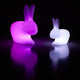 Rabbit LED Dekolampe in Pink und Weiß leuchtend, ideal für Garten und Terrasse.