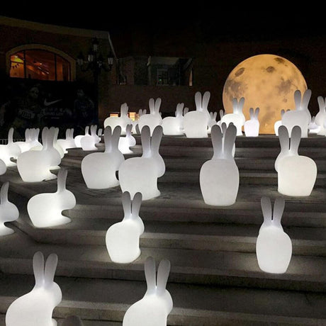 Rabbit LED Dekolampe von Qeeboo als weiß leuchtende Outdoor-Designerlampe für Garten, Terrasse und Balkon