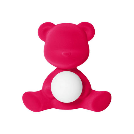Teddy Girl Velvet Akku Tischleuchte in der Form eines Teddybären mit einer kleinen leuchtenden Kugel.