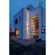 Rox Wall Out Up & Down QPAR11 Outdoor Wandleuchte Alu-Gebürstet IP44 an moderner Fassade bei Nacht.