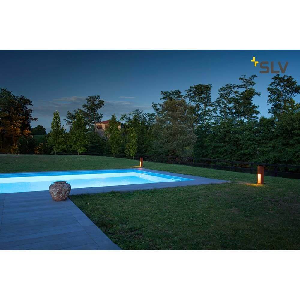 RUSTY 50 LED SLOT Außenleuchte eisen gerostet LED 3000K IP44 neben Schwimmbecken im Garten