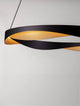 Radon LED Pendelleuchte 3000K Schwarz, Gold mit mattschwarzem Aluminium und goldfarbenen Akzenten.