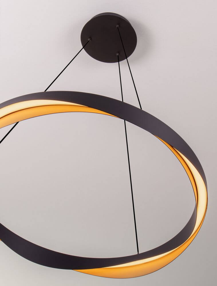 Radon LED Pendelleuchte 3000K Schwarz, Gold mit mattschwarzem Aluminium und goldenen Akzenten.