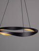 Radon LED Pendelleuchte 3000K Schwarz, Gold in modernem Design mit mattschwarzem Aluminium und goldfarbenen Akzenten.