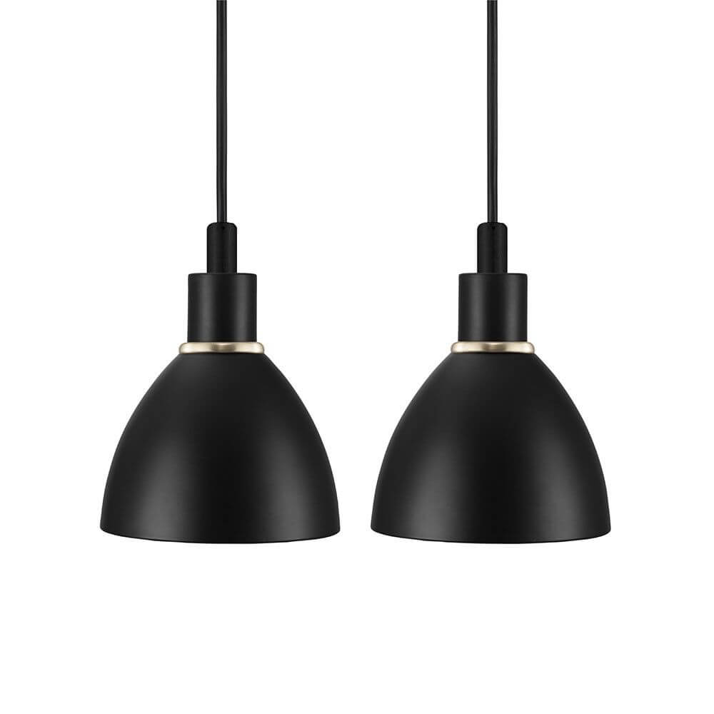 Ray dobbelpendellampe svart med moderne skandinavisk design, ideell for kjøkken og spisestue.