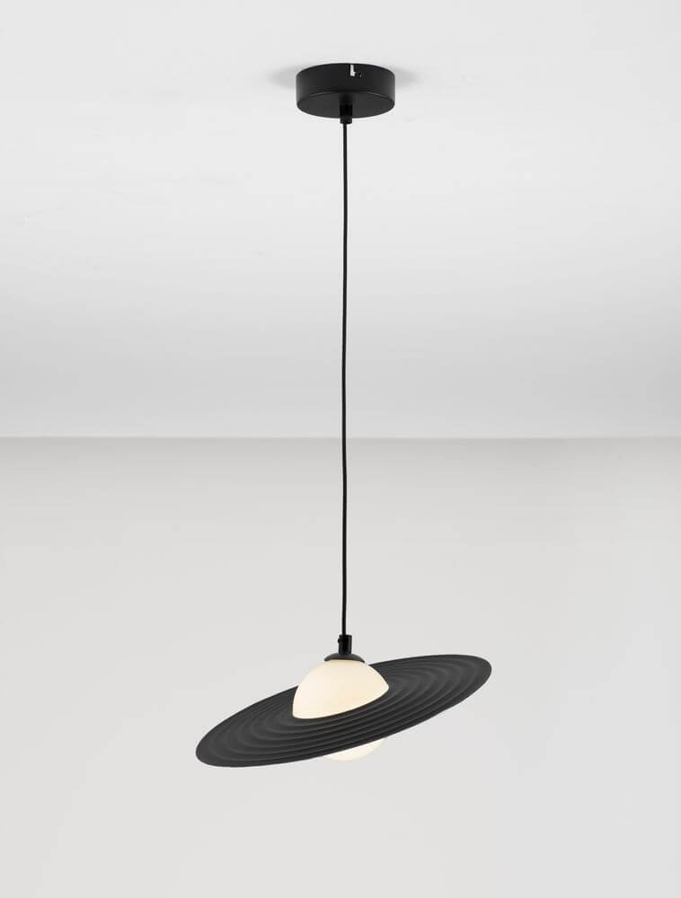 Reflet Pendelleuchte Schwarz, Weiß – moderne Lampe mit elegantem Design in Wohn- oder Essbereich.