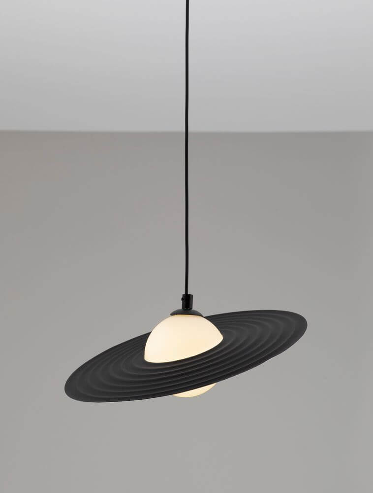 Reflet Pendelleuchte Schwarz, Weiß mit modernem Design und klarer Linienführung in einem eleganten Raum.