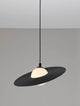 Reflet Pendelleuchte Schwarz, Weiß mit modernem Design und klarer Linienführung in einem eleganten Raum.