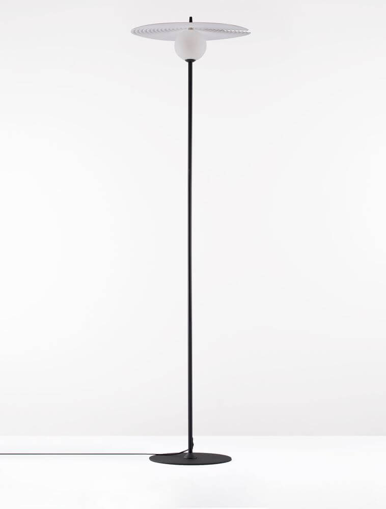 Reflet Stehlampe Schwarz, Weiß mit mattem Aluminiumgestell und weißer Acrylscheibe für blendfreies Licht.