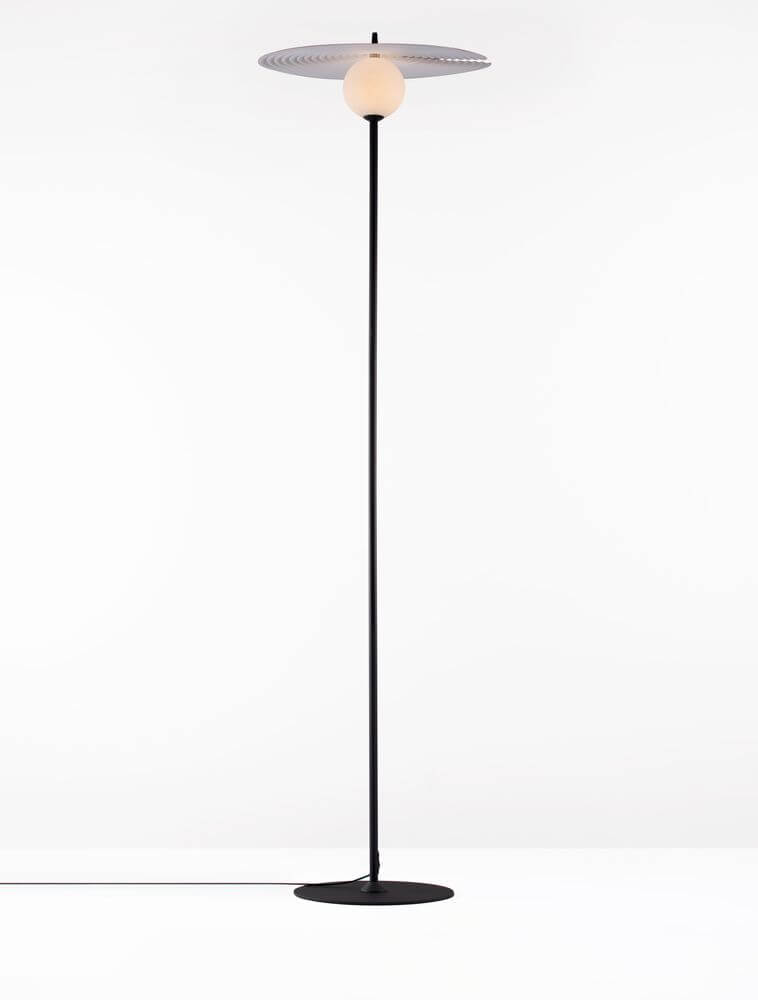 Reflet Stehlampe Schwarz, Weiß mit elegantem Design und sanftem Lichtschein in modernem Raum