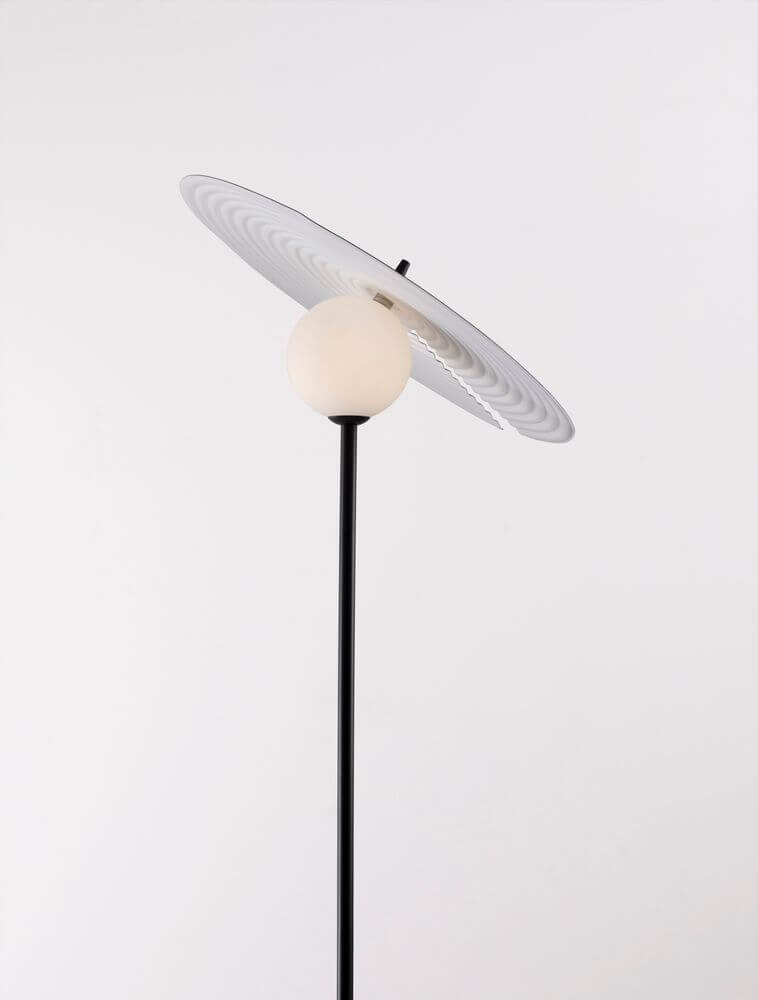 Reflet Stehlampe Schwarz, Weiß mit elegantem Design und sanftem Lichtschein.