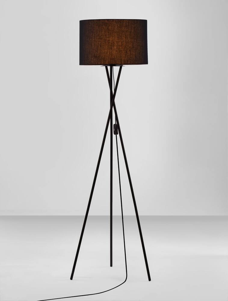 Retro Stehlampe Schwarz mit schwarzem Textilschirm und filigranem Dreibein-Gestell aus Metall.