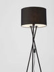 Retro Stehlampe Schwarz mit schwarzem Textilschirm und filigranem Dreibein-Gestell aus Metall.