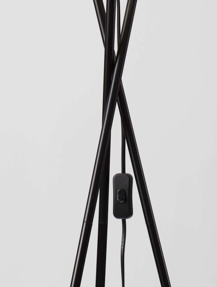 Retro Stehlampe Schwarz mit elegantem Dreibein-Gestell und Schalter am Kabel.