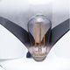 Retro Tischleuchte Goblet Ball Chrom mit Glühbirne im Hintergrund, modern und stilvoll im Retro-Look.